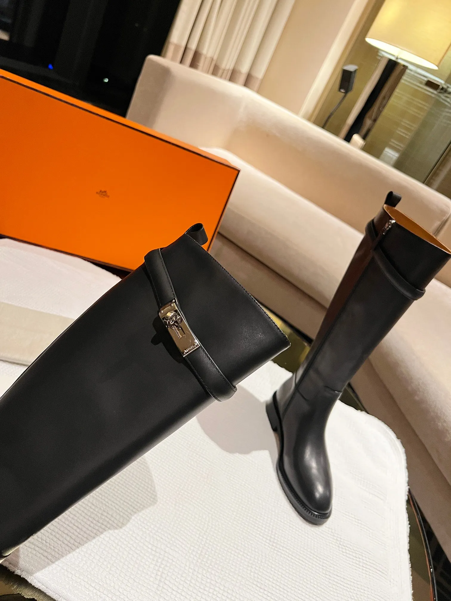 💕💕Factory direct selling price p840💕💕. Top version original purchase 3D three-dimensional last leg craft boot shaft three-dimensional non-deformation H home 2025 autumn and winter new style HERMES classic long boots, naturally have unique craftsmanship and quality. The leather of these boots is all imported and customized, and the inner material is also imported customized cowhide. They are easy to wear, comfortable and look good with everything. They are a must-have for autumn and winter, and the style lasts forever. These knight boots will never go out of style no matter how you wear them. Upper: Imported original calfskin Lining: Imported cowhide lining Size: Female 35-39 (40 41 non-returnable and non-exchangeable)